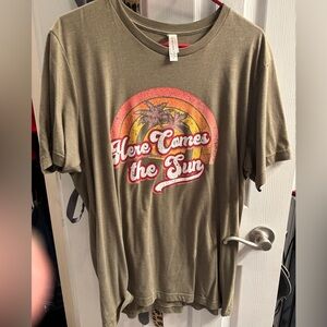 Here comes the sun graphic tee XL